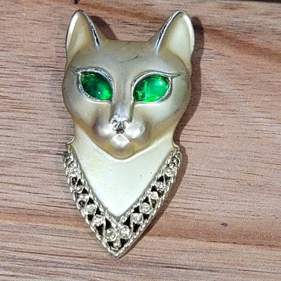 Vintage Jewelry - Vintage Gold Jaguar Brooch Pin Emerald green eyes.